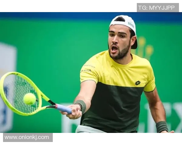 篮球明星跨界高尔夫球场展现风采与竞技魅力的精彩瞬间